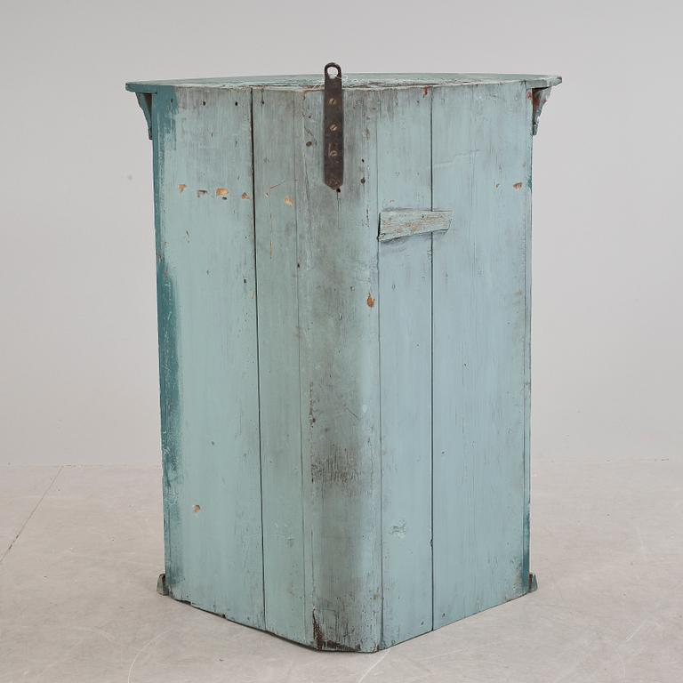 HÖRNHÄNGSKÅP, allmoge, 1800-tal.