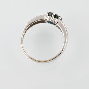 RING, 18K vitguld med ovalslipad blå safir 1.50 ct samt 12 briljantslipade diamanter 0.27 ct, importstämplad. Vikt 3,5 g.