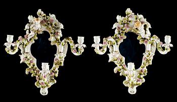 VÄGGLYSTRAR, ett par, porslin, omkring 1900-talets mitt.