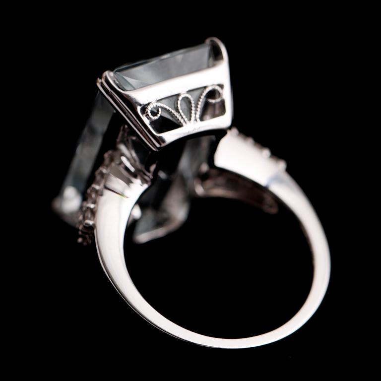RING, 18 k vitguld, med akvamarin 16.95 ct samt briljantslipade diamanter.