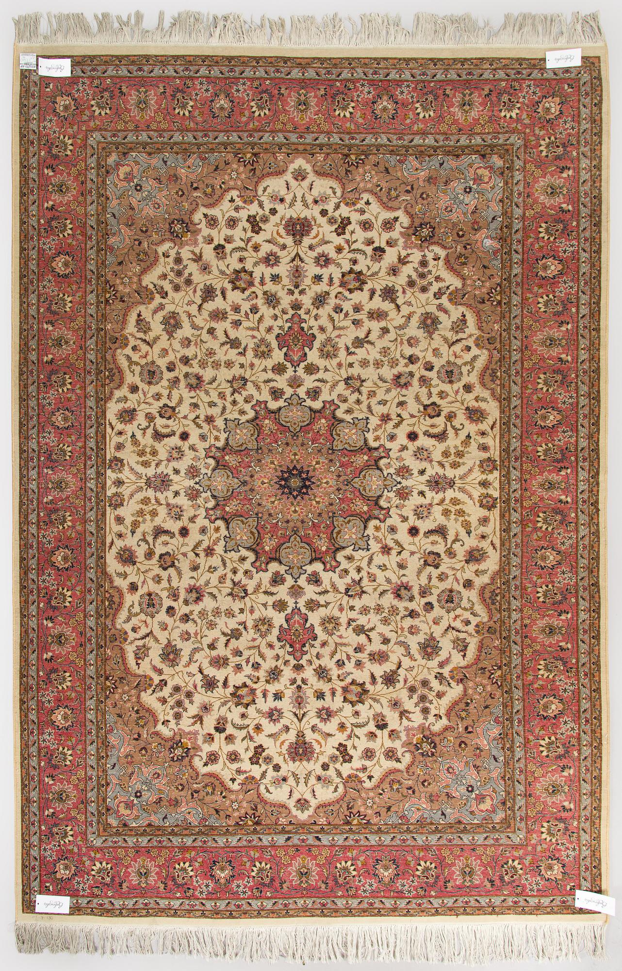 A Tabriz rug, approx. 276 x 183 cm.