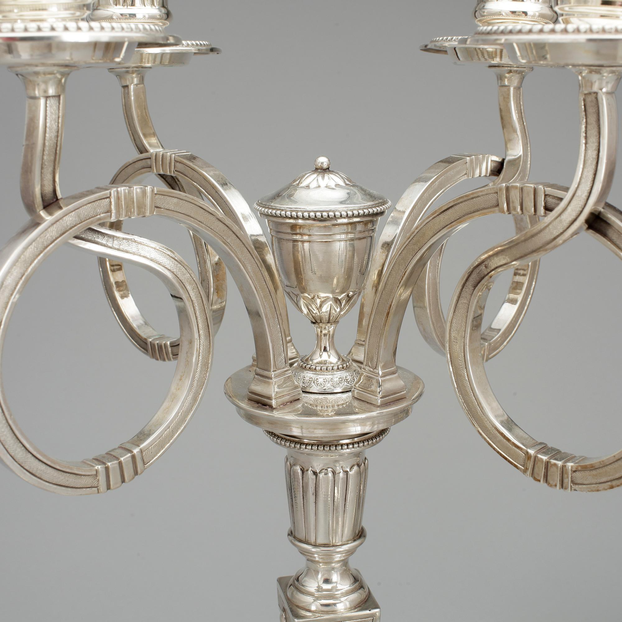 KANDELABRAR,  ett  par, silver, möjligen Nederländerna, Louis XVI stil, kring sekelskiftet 1900, vikt ca 4060 g.