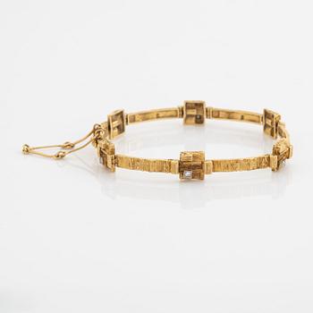 Björn Weckström, 18K gold and eight cut diamond "Diamantetapper" bracelet.