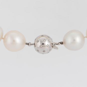 NECKLACE, cultured South Sea pearls, irregular shape 12.5-15.8 mm. Clasp, 14 carat white gold with diamonds.