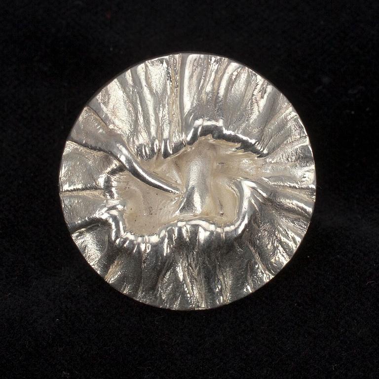 ARMRINGAR, 4 st, samt RINGAR, 2 st, och BROSCH, silver. Tot. vikt ca 100 g.