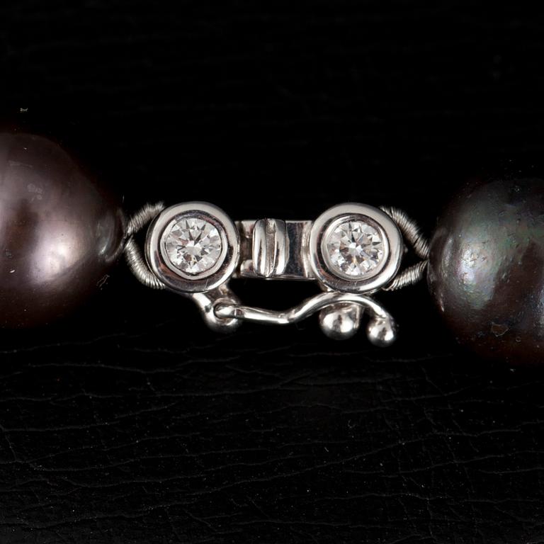 PÄRLCOLLIER, Odlade sötvattenpärlor 10 - 11 mm. 18K vitguld. Briljantslipade diamanter 0.14 ct. H/vs.