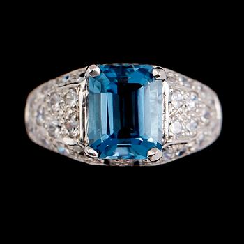 RING, silver, blå topas ca 3.00 ct, vita safirer.