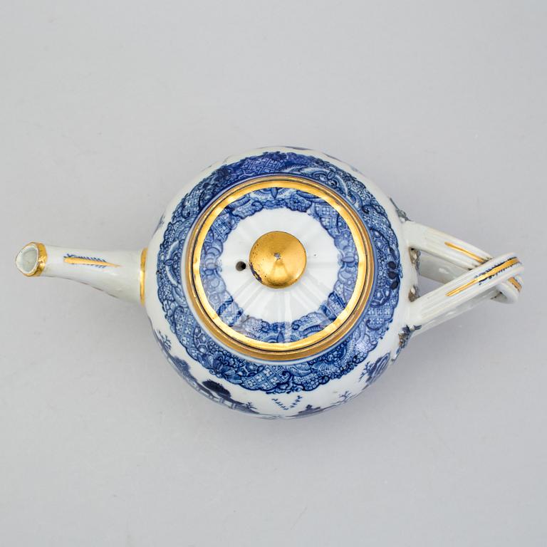 A Chinese export porcelain teapot and three dishes, circa 1800.