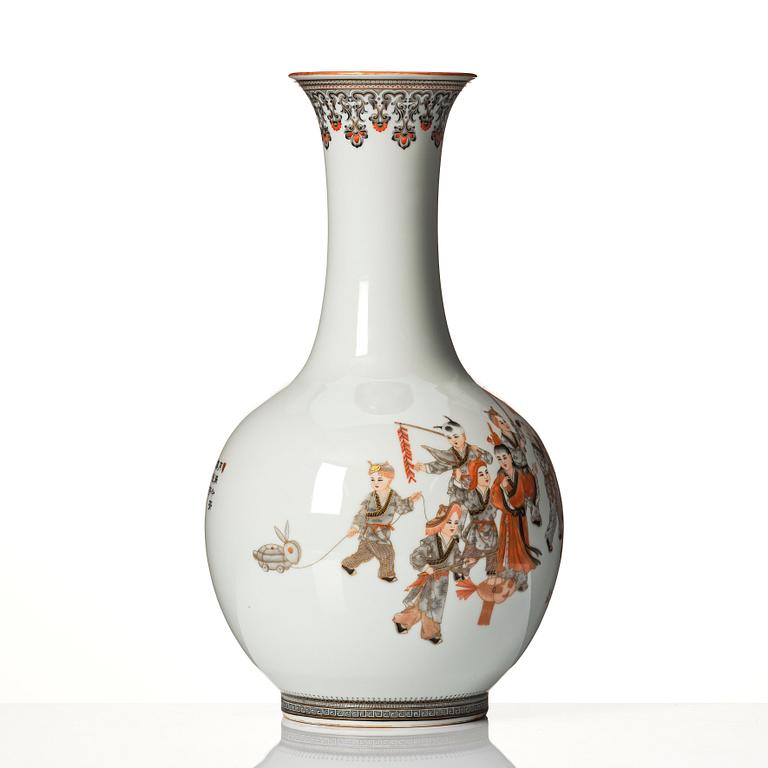 A finely painted Chinese vase, 20th Century. Seal mark to base. Dropp shaped with a tall neck and flared rim. Finely paint...