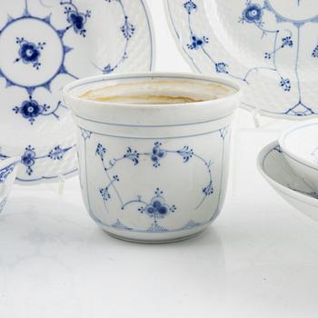 Mat-och kaffesrevis, porslin, 113 delar, "Musselmalet", Bing & Grøndahl, Danmark.