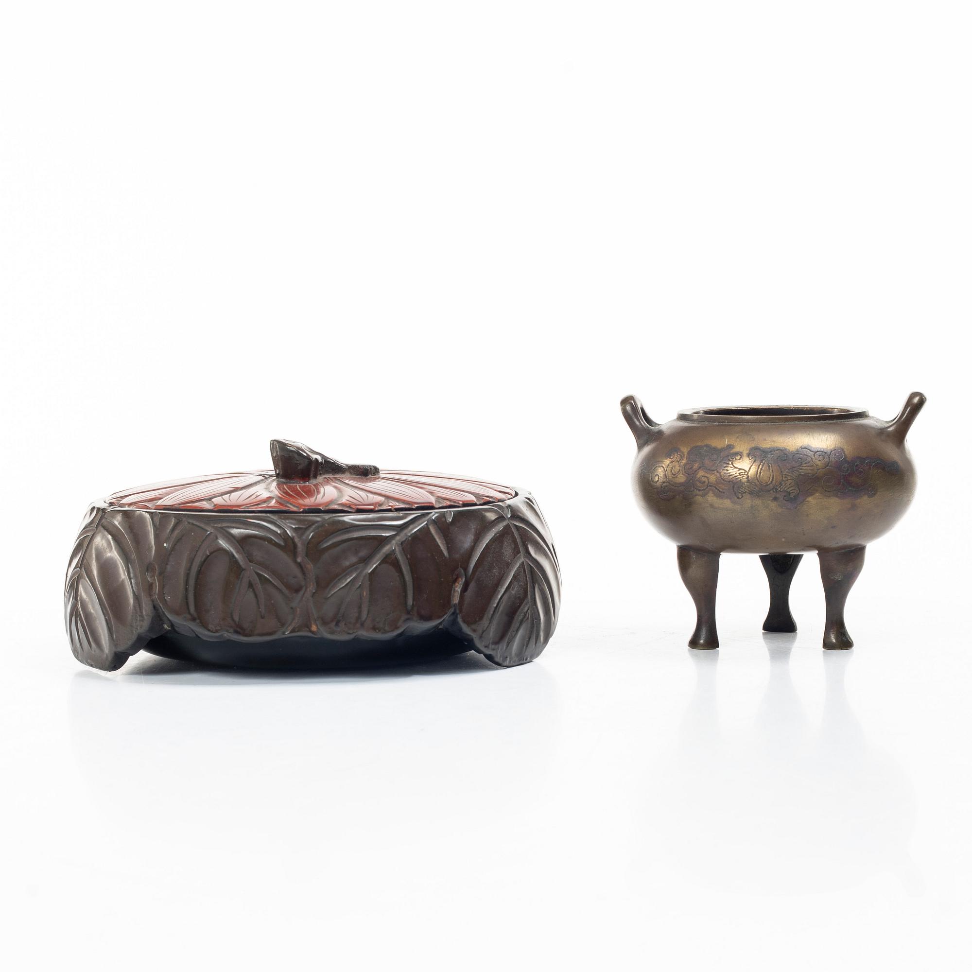 A Japanese lacquer box with cover and a bronze censer, Meiji period (1868-1912) respektive 1900-tal.