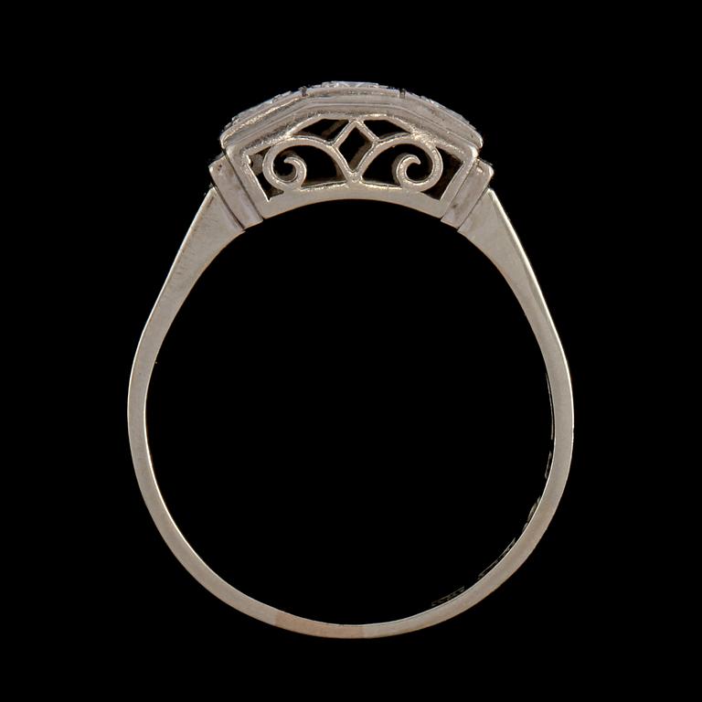 RING, 18K vitguld med 3 briljantslipade diamanter, 0.27 ct, Gustav Dahlgren & Co, Malmö, 1952. Vikt 4,7 g.
