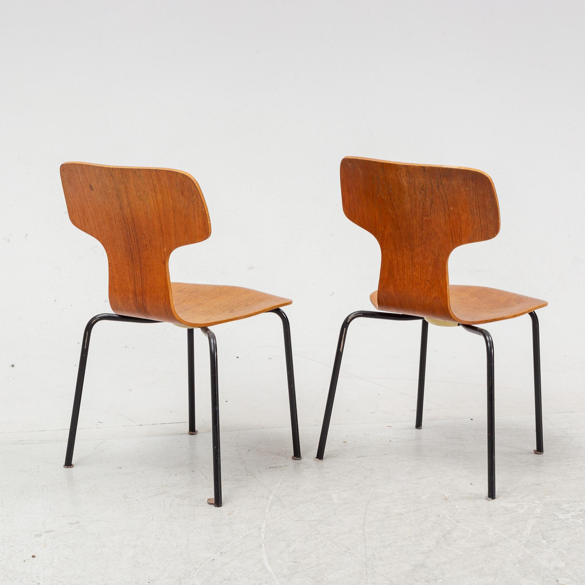 Arne Jacobsen, a pair of model '3103' teak children's chairs, Fritz Hansen, Denmark, 1970.
