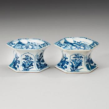 A pair of blue and white salts, Qing fynasty Kangxi (1662-1722).