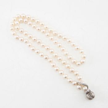 Necklace of cultured saltwater pearls with a clasp of 18K white gold and diamonds.