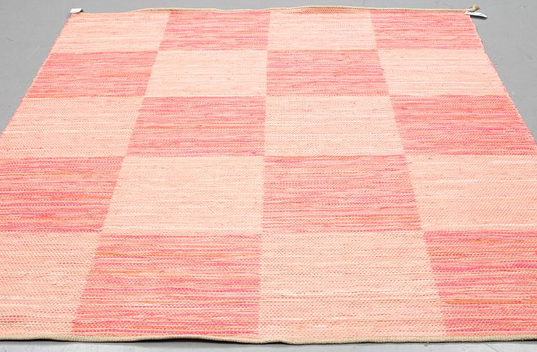 A CARPET. "Schackrutan", flat weave with rags, Firma Svenskt Tenn. Ca 252 x 194 cm.