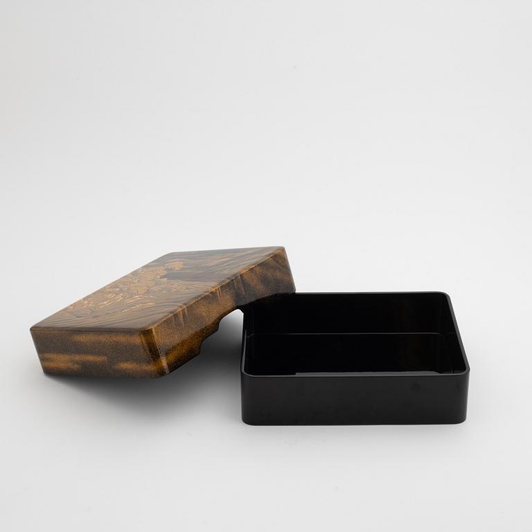 A fine Japanese laqcuer Ryoshibako paper box with cover, presumably Meiji-period, (1868-1912).