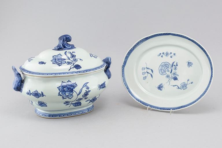 A porcelain terrine "Nejlika" from IKEAS 18th century series from the late 20th century.