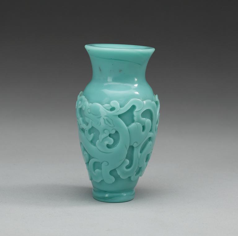 A turquoise Peking glass vase, Qing dynasty, 19th Century.