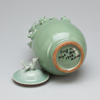 VAS MED LOCK, Song-stil. Modern tillverkning.