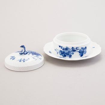 ROYAL COPENHAGEN, A 40-piece set of 'Blå Blomst" tablewear, second half of the 20th century.
