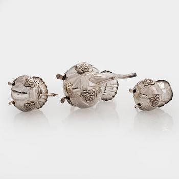 Kahvikalusto, 3 osaa, ja kynttilänjalkapari, hopeaa, Kultakeskus, Hämeenlinna 1946 ja 1948.