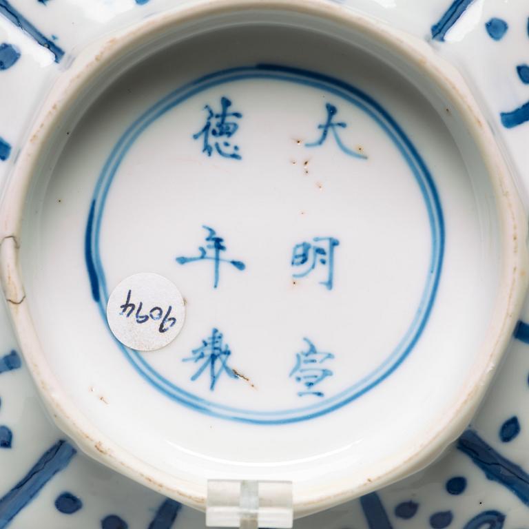 A blue and white bowl with immortals, Qing dynasty, Kangxi (1662-1722).