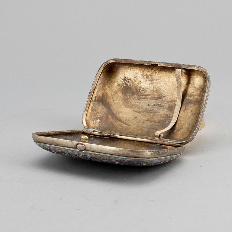 CIGARETTETUI. Silver, cloisonne. Gawrijl Petrowitsch Gratschew, St Petersburg, 1800-talets slut. Ca 180 g.