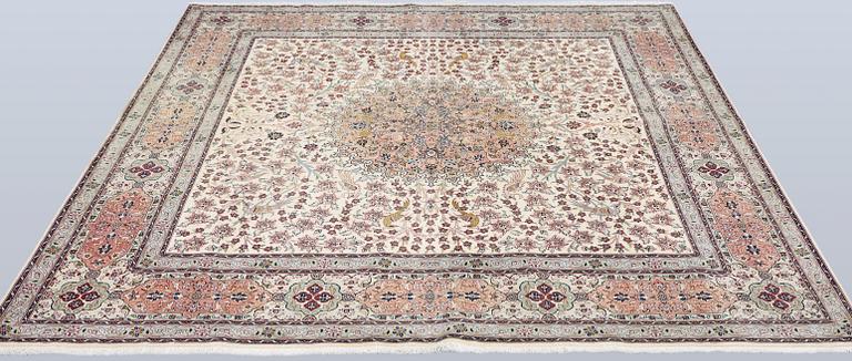 A figural Tabriz carpet, part silk, so-called 50 Raj, approx. 210 x 200 cm.