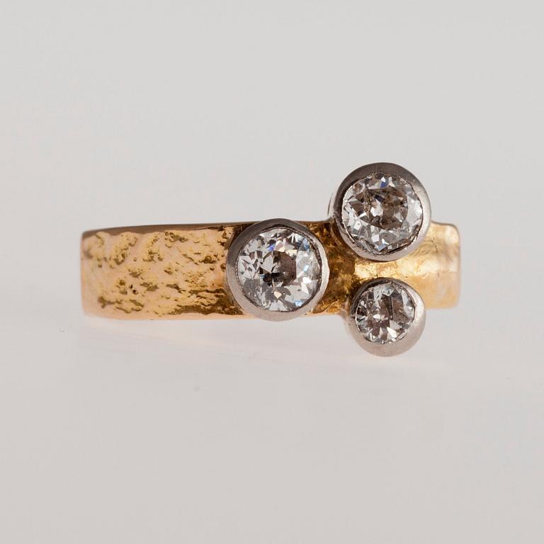 Björn Weckström, RING, 18K guld, antikslipade diamanter ca 0.85 ct, Kruunu Koru Helsingfors 1965.