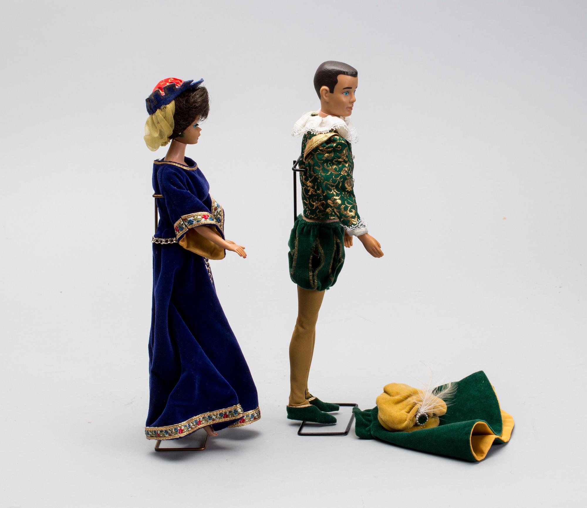 DOCKOR, 2 st Ken och Barbie, 1900-talets andra hälft, samt kläder och tillbehör.