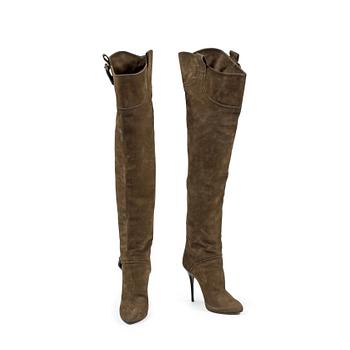 673. GIUSEPPE ZANOTTI, a pair of green suede boots.