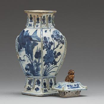 VAS med LOCK, porslin. Qing dynastin, Kangxi (1662-1722).