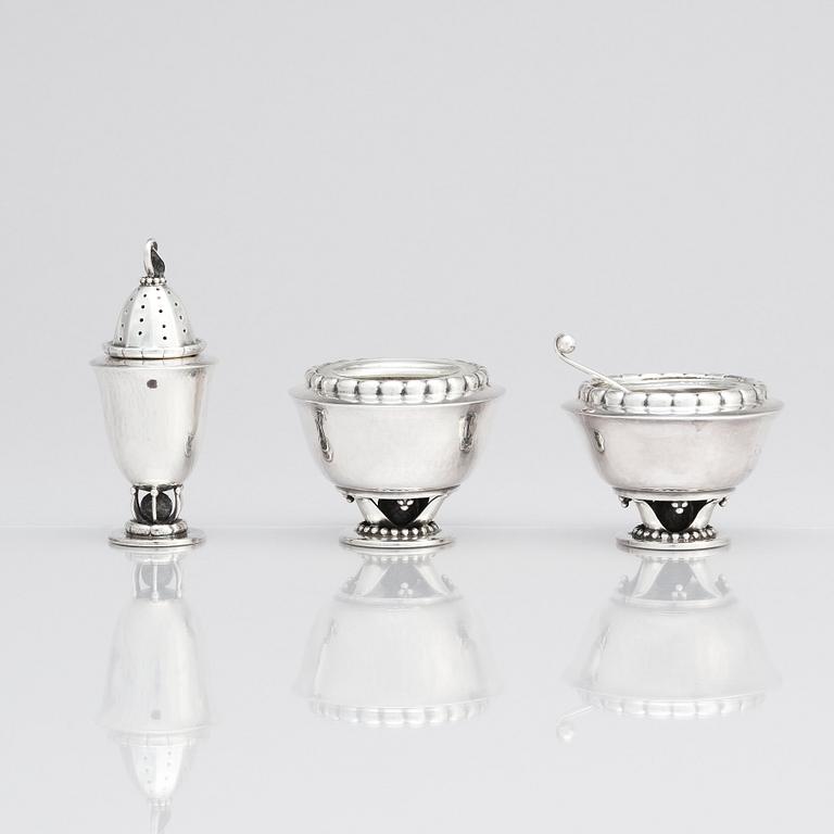 Georg Jensen, krydduppsättning, 4 delar + sked, Köpenhamn 1915 -1932, 830/1000 silver samt sterling.