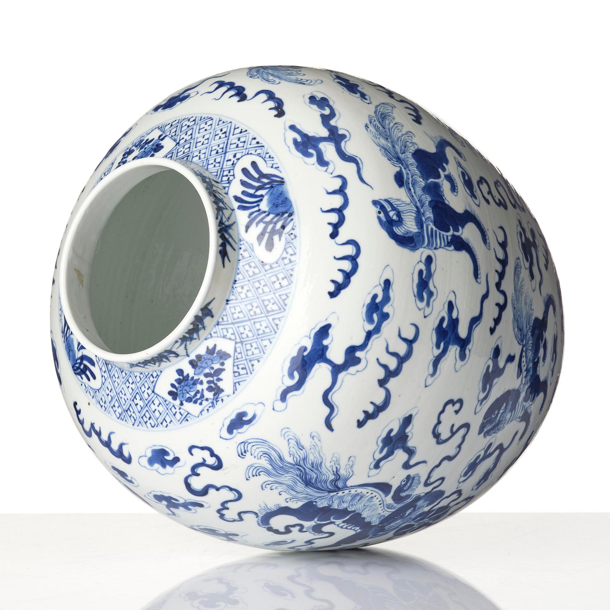 A blue and white 'buddhist' lion jar, Qing dynasty, 19th century.