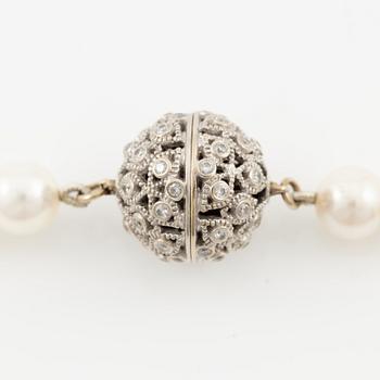 Pärlcollier med odlade pärlor, lås 18K vitguld med små briljantslipade diamanter.