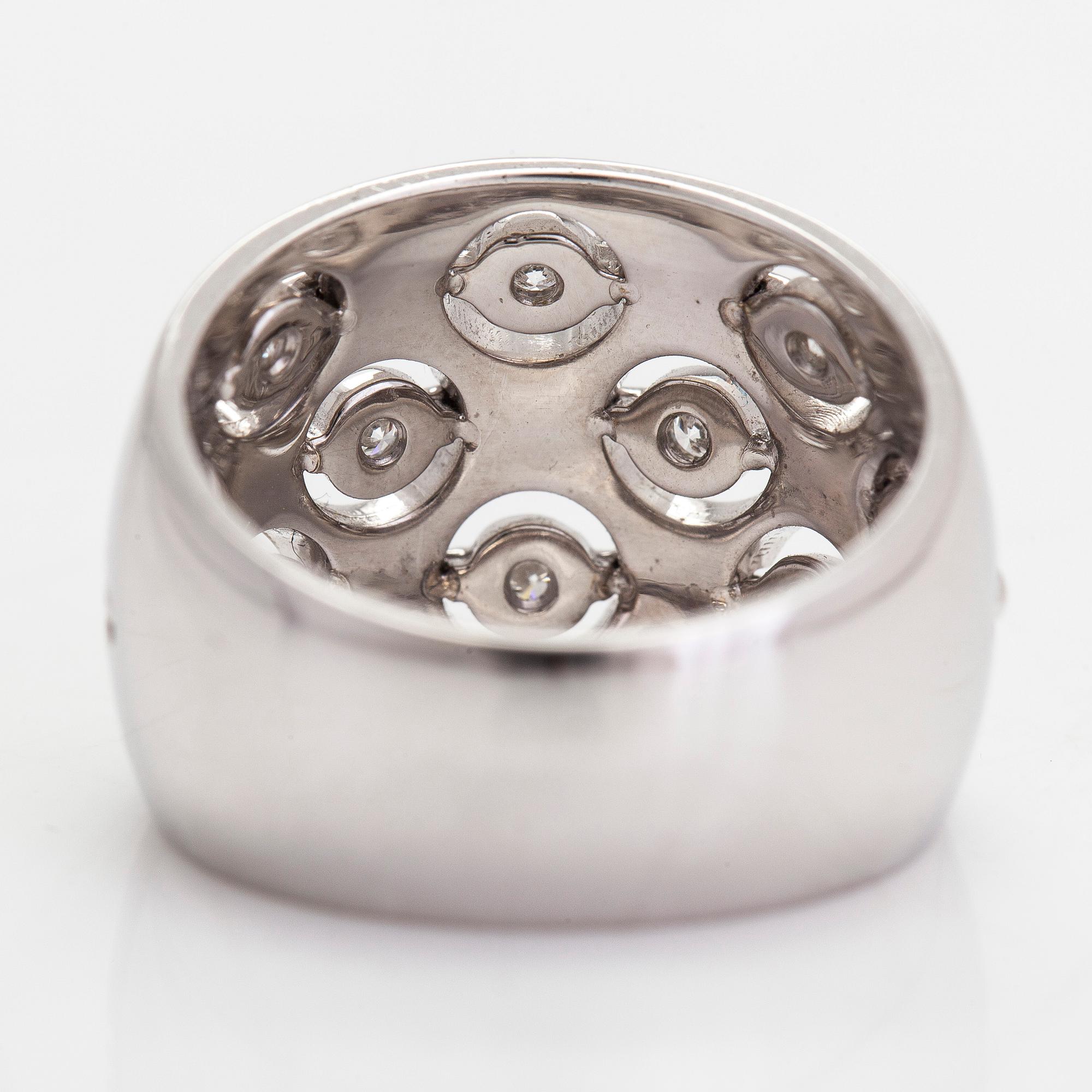 An 18K white gold ring, diamonds totalling approx. 0.21 ct, Italy.