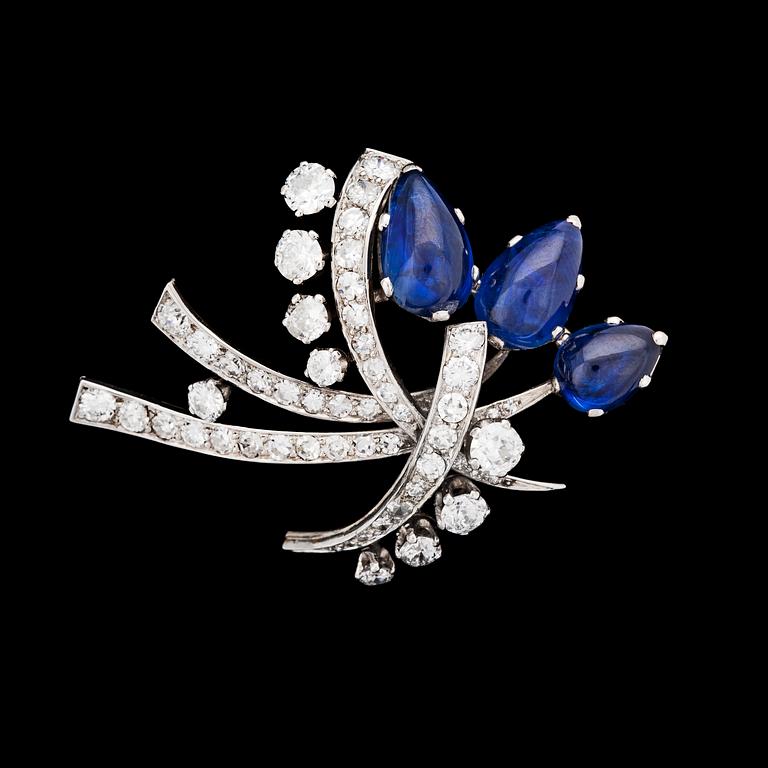 BROSCH, W.A. Bolin, cabochonslipade blå safirer med briljant- och åttkantslipadeslipade diamanter, tot. ca 2 ct. 1950-tal.