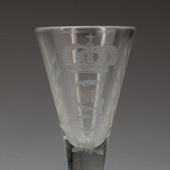 SNAPSGLAS, 5 st och KARAFFER, 2 st, glas. Omkring 1800 samt omkring 1900.