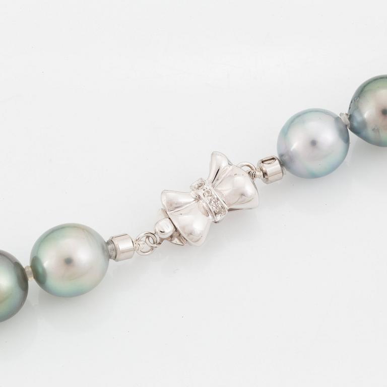 A Tahitian cultured pearl necklace.