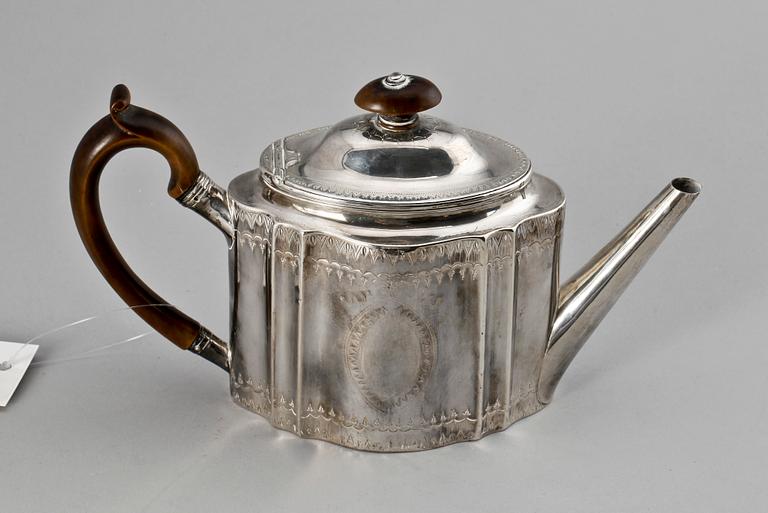 TEKANNA, silver, Robert Hennell I, London, 1788. Vikt tot 377g.