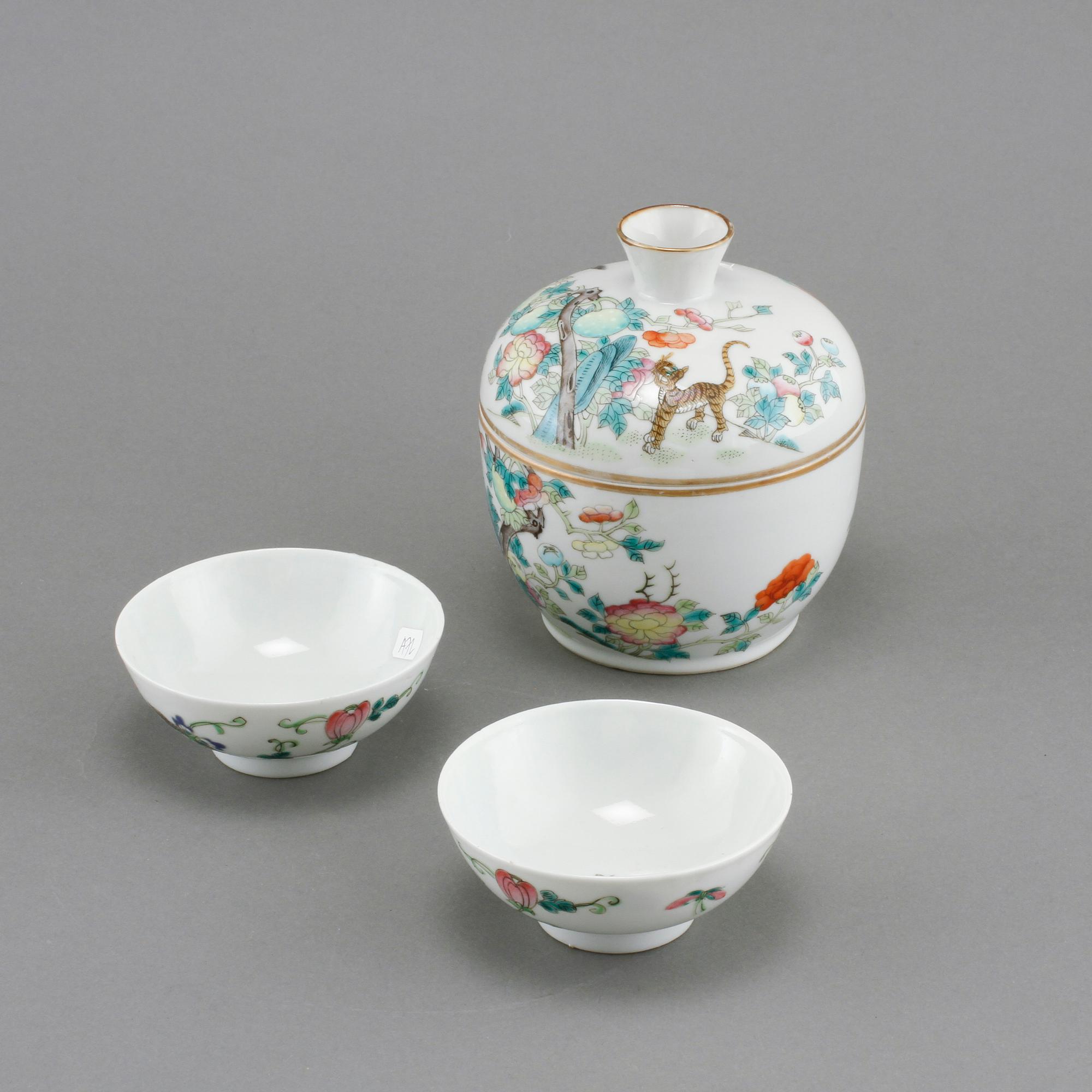 SKÅLAR,ett par, samt BURK MED LOCK, porslin, Kina, 1900-tal.