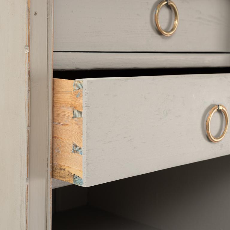 Skåp, gustaviansk stil, 1900-talets början.