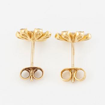 Earrings, a pair, 18K gold with brilliant-cut diamonds, flower-shaped.