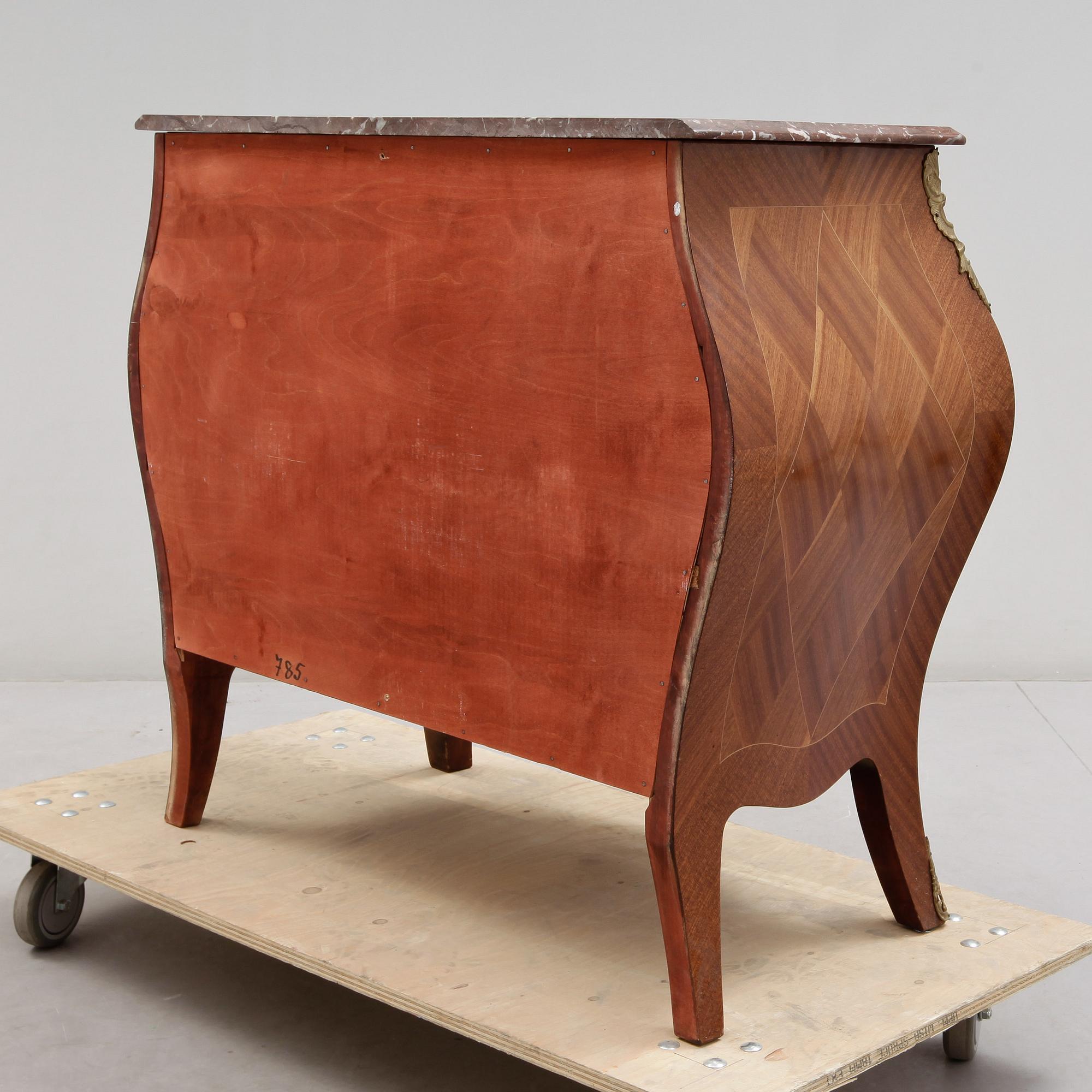 BYRÅ, rokokostil, omkring 1900-talets mitt.