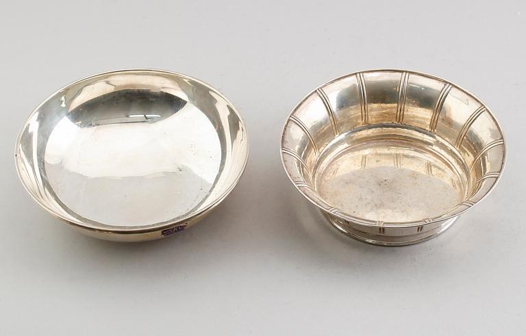 SKÅLAR, 2 st, silver, bl a CG Hallberg, Stockholm 1939. Vikt ca 420 gram.