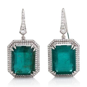 A pair of 18K whitegold earrings, emeralds  28.38 ct and brilliant-cut diamonds ca 1.30 ct in tota With IGI certificate.