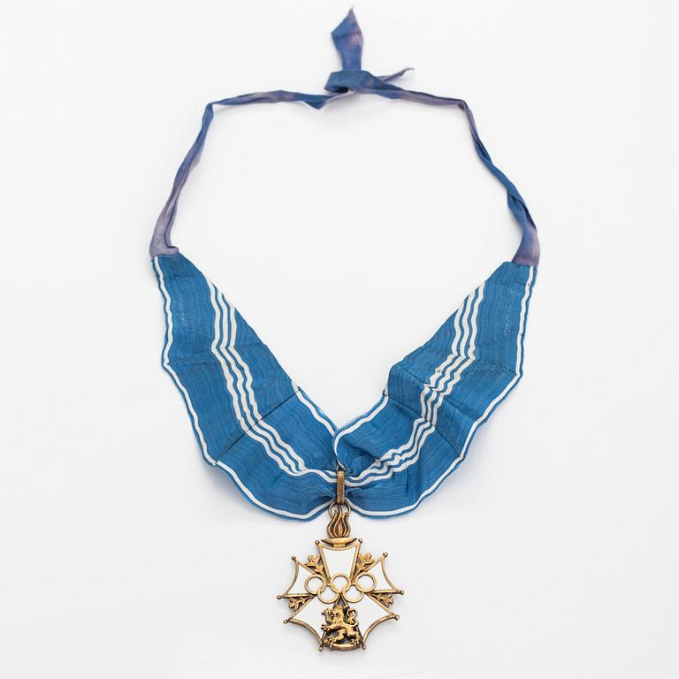 Finlands olympiska förtjänstkors, 1a klass, silver och emalj. Tillander, Helsingfors, före 1968.