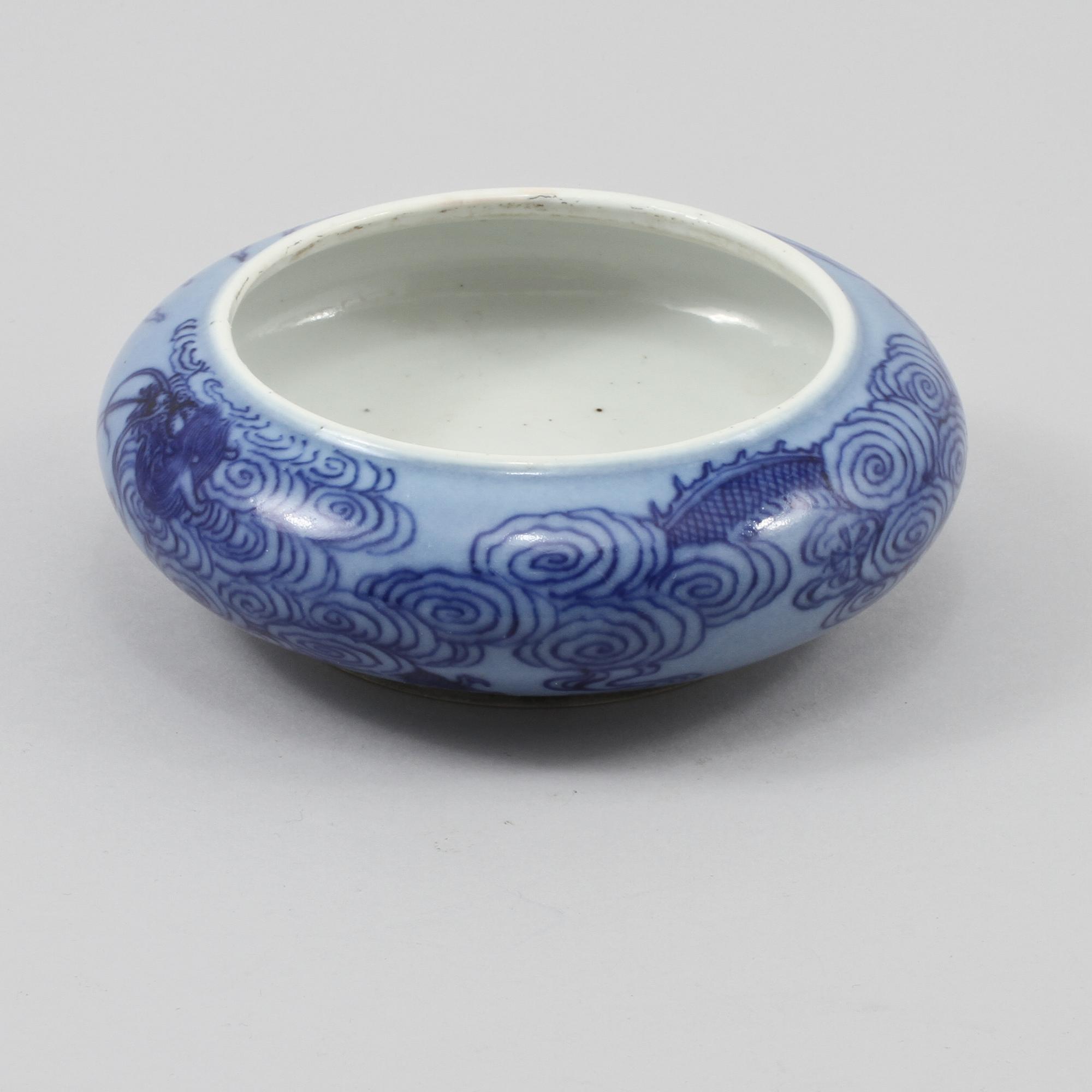 PENSELBAD, porslin, Kanxistil, sen Qing, omkring sekelskiftet 1900.