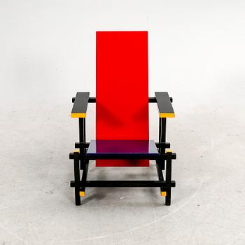 Gerrit Rietveld, fåtölj, "Red and blue chair", Cassina, formgiven 1918.
